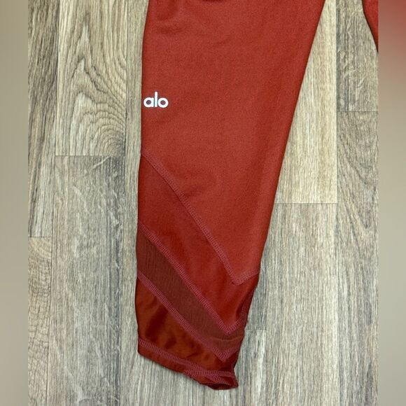 Alo Yoga Mesh Panel Capri Leggings - Picture 4 of 4